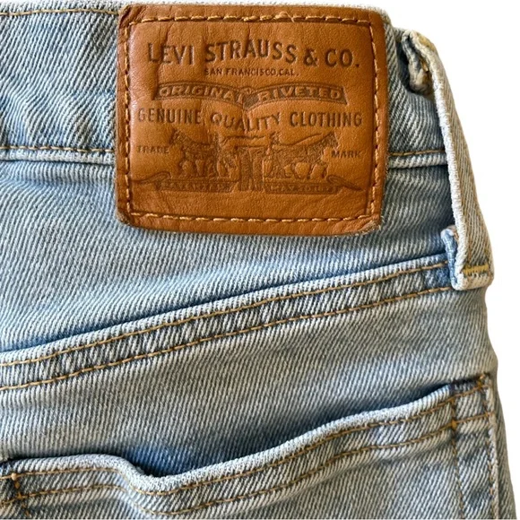 Levi ‘s Wedgie Fit Button Front Jeans - Picture 3 of 5
